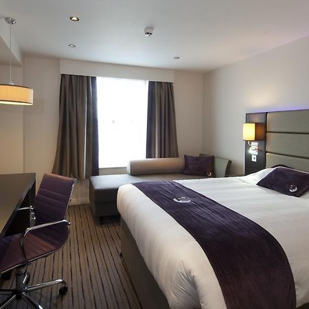 Premier Inn Харлоу Экстерьер фото