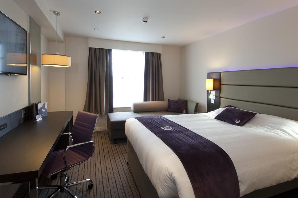 Premier Inn Харлоу Экстерьер фото
