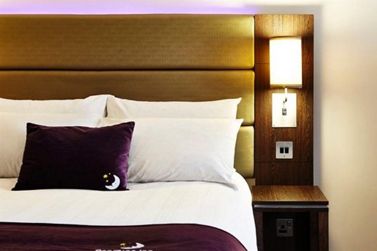 Premier Inn Харлоу Экстерьер фото