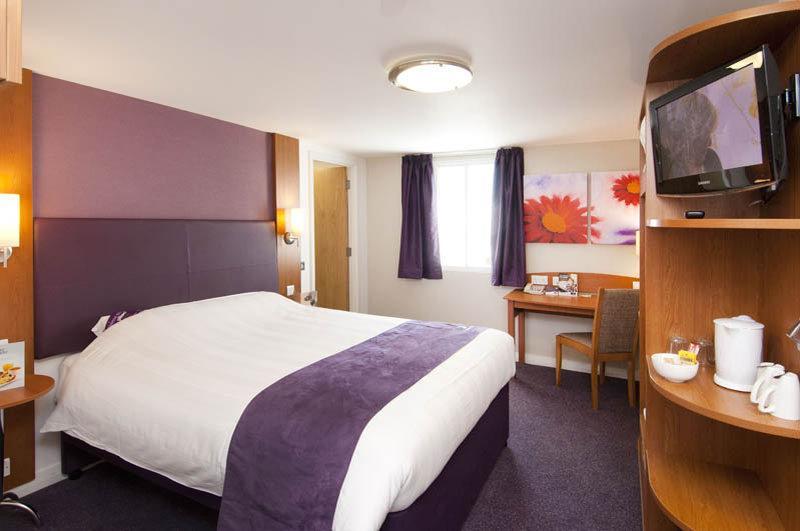 Premier Inn Харлоу Экстерьер фото