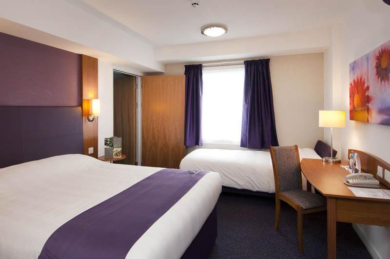 Premier Inn Харлоу Экстерьер фото