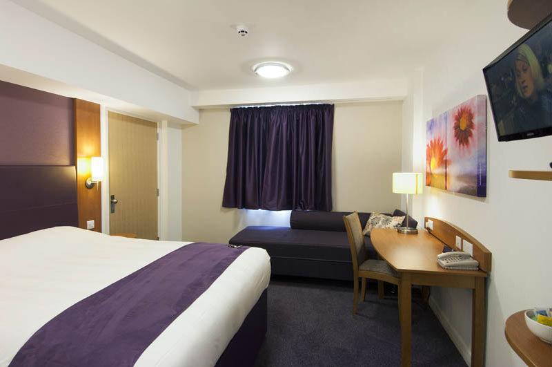 Premier Inn Харлоу Экстерьер фото